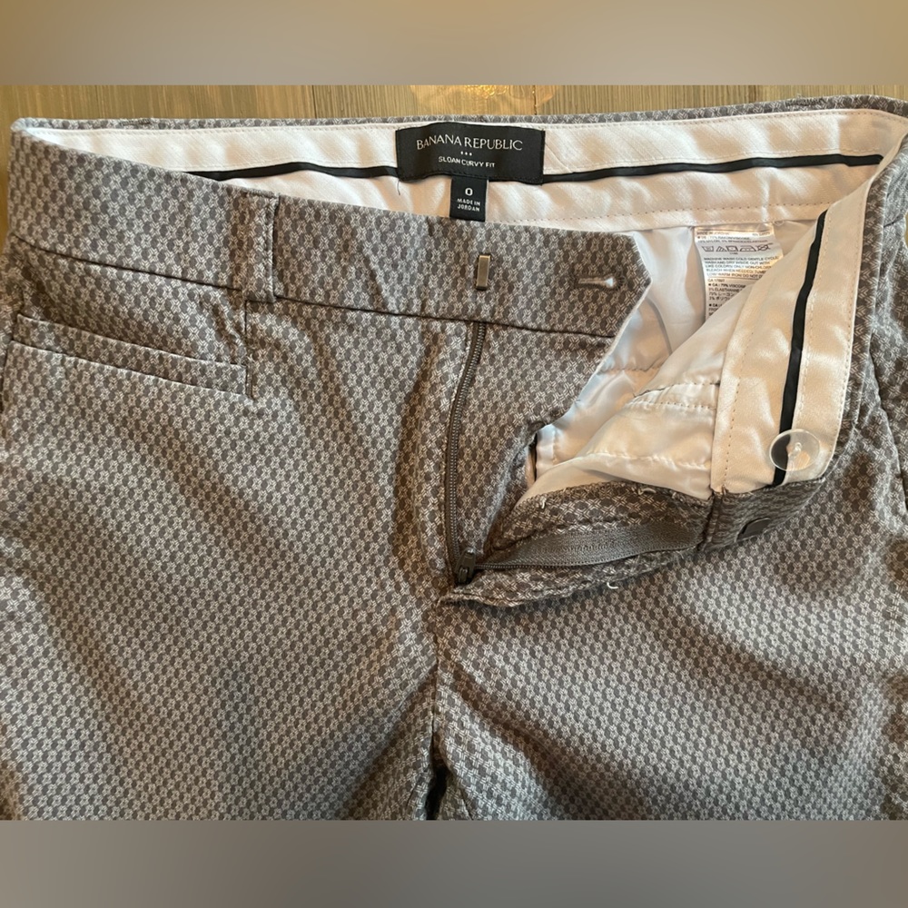 Banana Republic. Gray Patterned Dress Pants. Size 0.